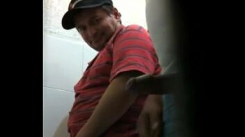 Videos porno gay en baños publicos