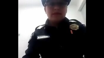 Mujeres policías cogiendo