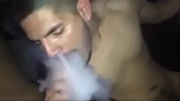 Sexo gay fumando