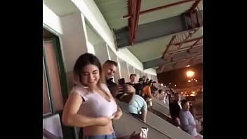 Enseñando tetas en publico