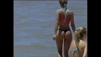 Chicas en tanga en la playa