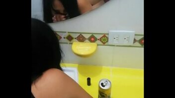 Me cojo a mi hermana en el baño