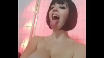 Mujeres besandose con lengua