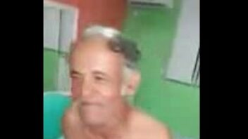 Abuelo coje a nieta