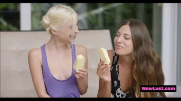 Chica comiendo helado