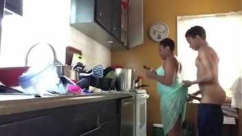 Chica desnuda en la cocina