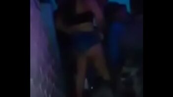 Chica se desnuda en fiesta