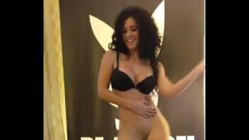 Diosa canales desnuda bailando