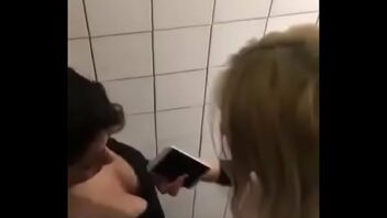 Lesbianas cogiendo en el baño