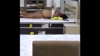 Mujer se desnuda en tienda