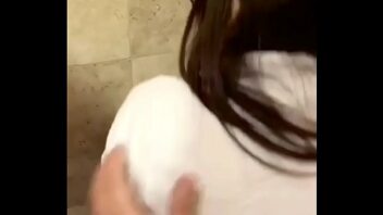 Porno en un baño publico