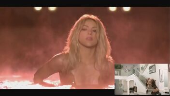 Shakira posando desnuda