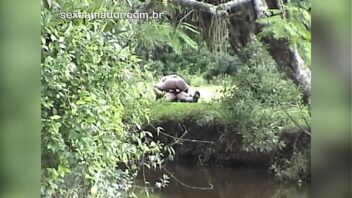 Teniendo sexo en el campo