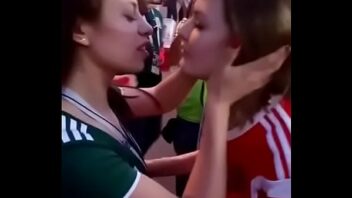Beso chicas y con otra