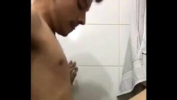 Encuentro gay en el baño