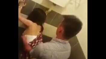 Espiando en el baño de mujeres espiando a señora en el baño