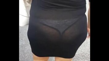 Imágenes upskirt in Monokini transparente