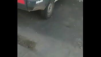 Mujeres aciendo popo en la calle