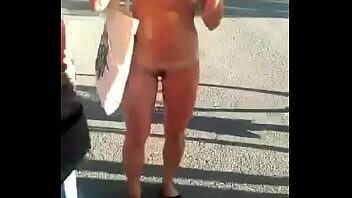 Desnuda en calle